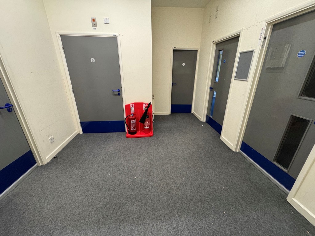 Lot: 92 - FOUR STOREY FREEHOLD BUILDING WITH POTENTIAL - Second floor inner hall